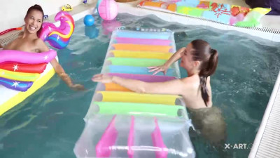 Lesbians pussy licking in the pool